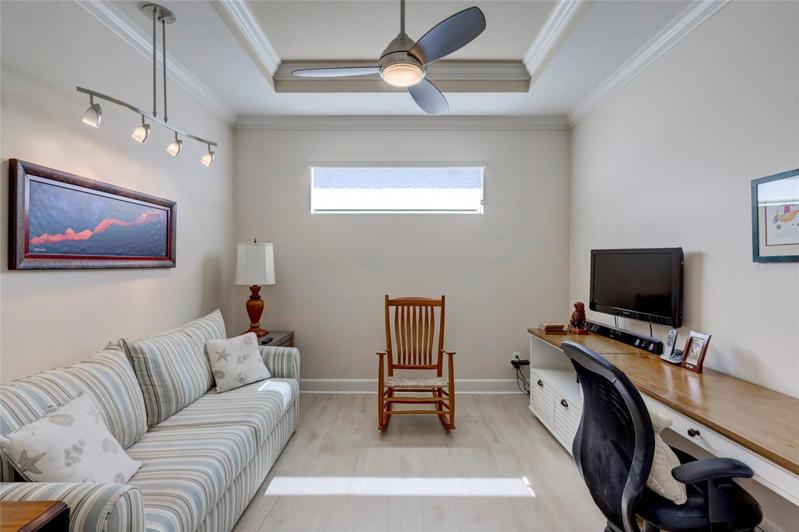 Flex room with transom window