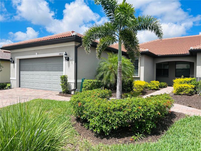 Enter your new home, an end unit Villa w 2 car garage