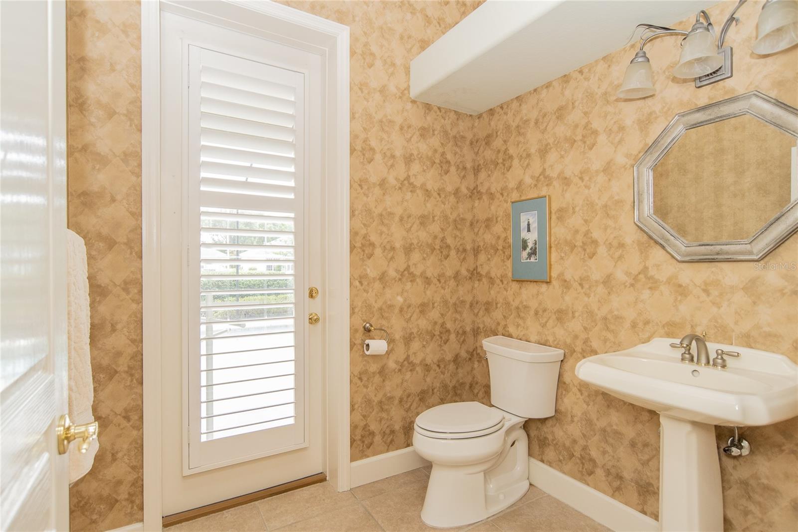 Hall 1/2 bath