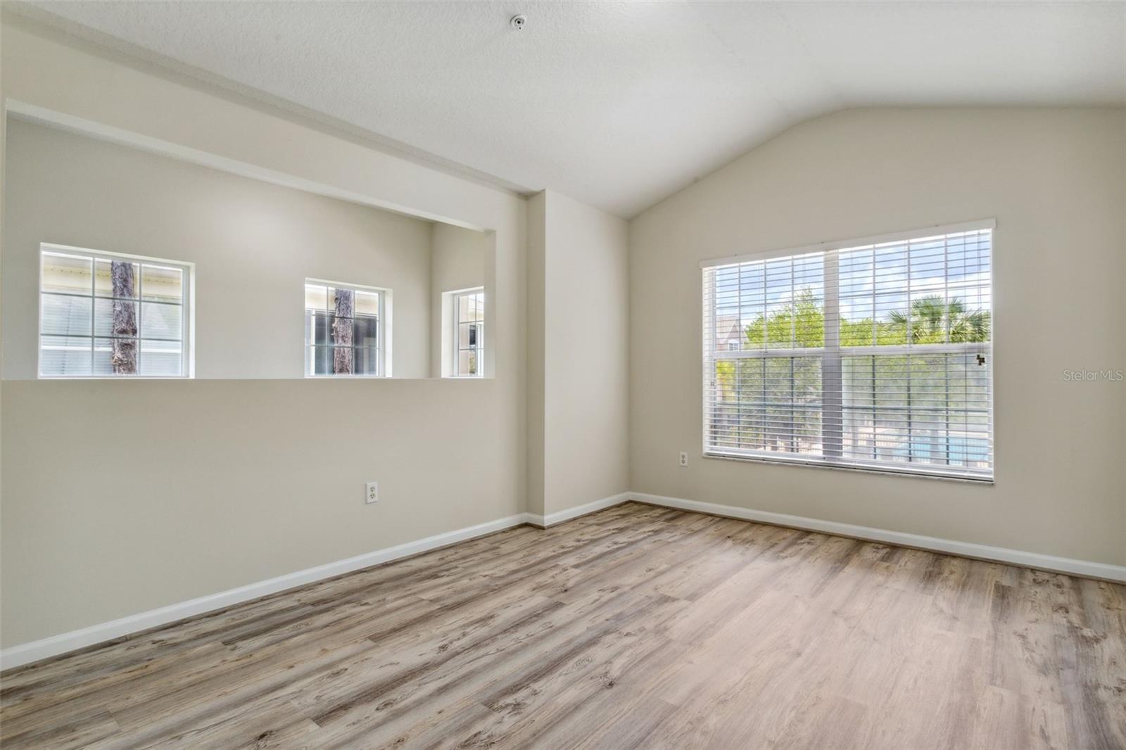 LUXURIOUS VINYL PLANK