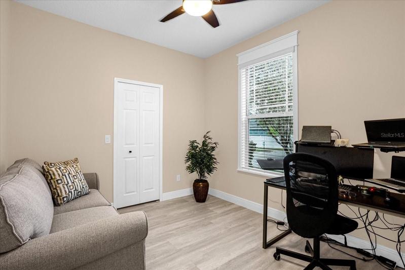 Large Office Area or 3rd bedroom