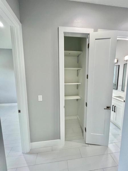 Bedrom 2-3 hallway