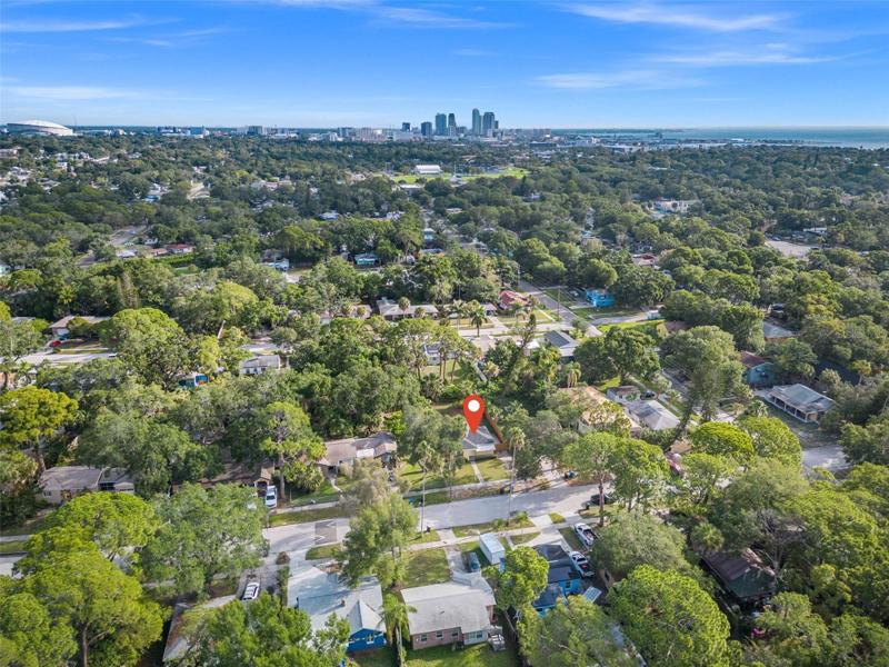 Less than 10 min drive from Downtown St Pete