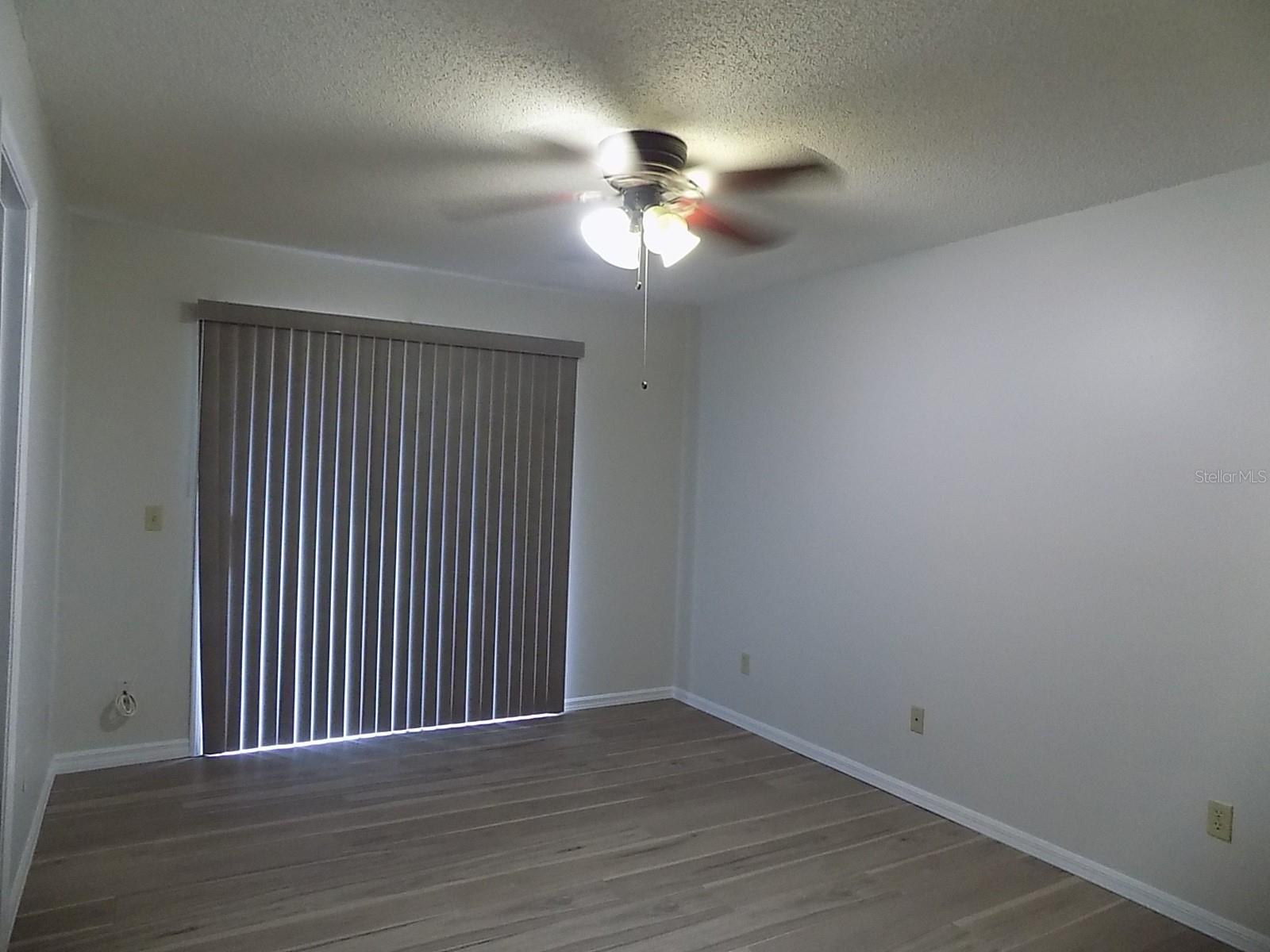 MASTER WITH WALK-IN CLOSET