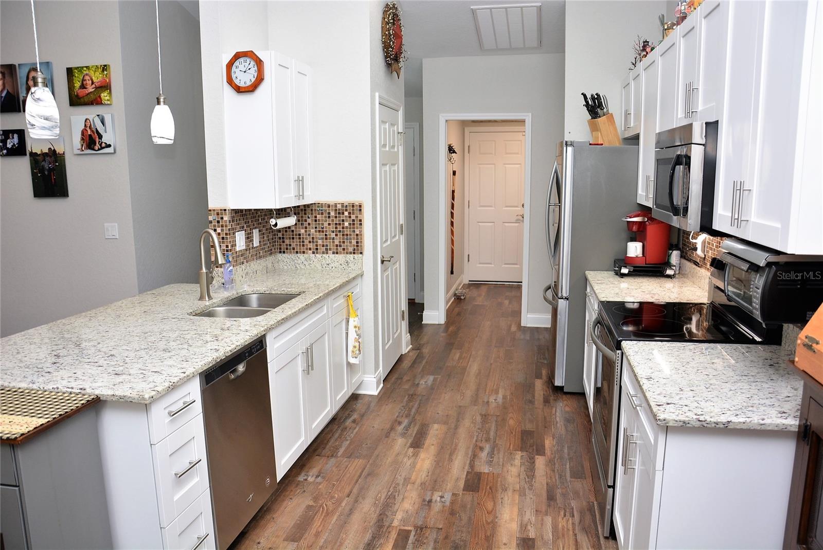 KITCHEN W/ GRANITE