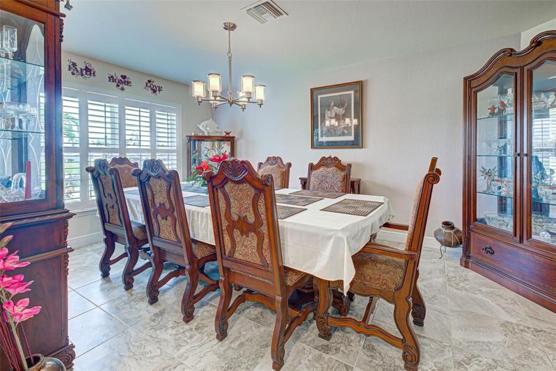 Spacious dining room to entertain