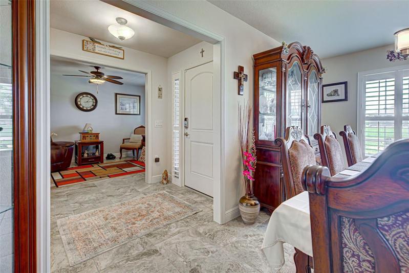 Pleanty of room for china cabinets, etc.