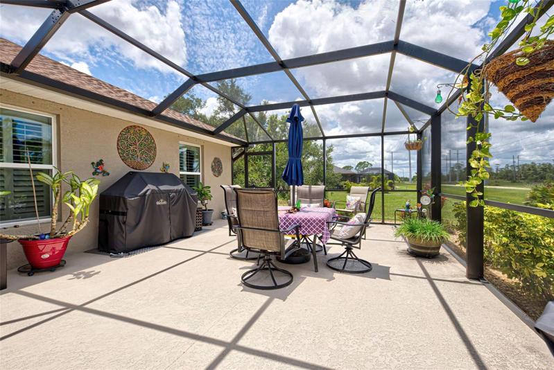 Spacious Screened in pation