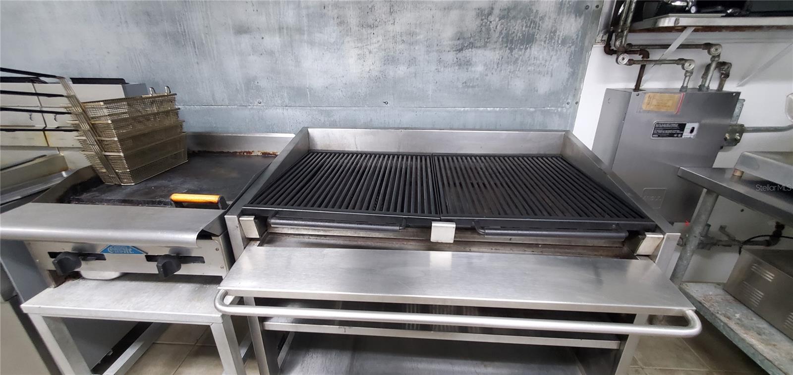 GRILL WITH EXHAUST