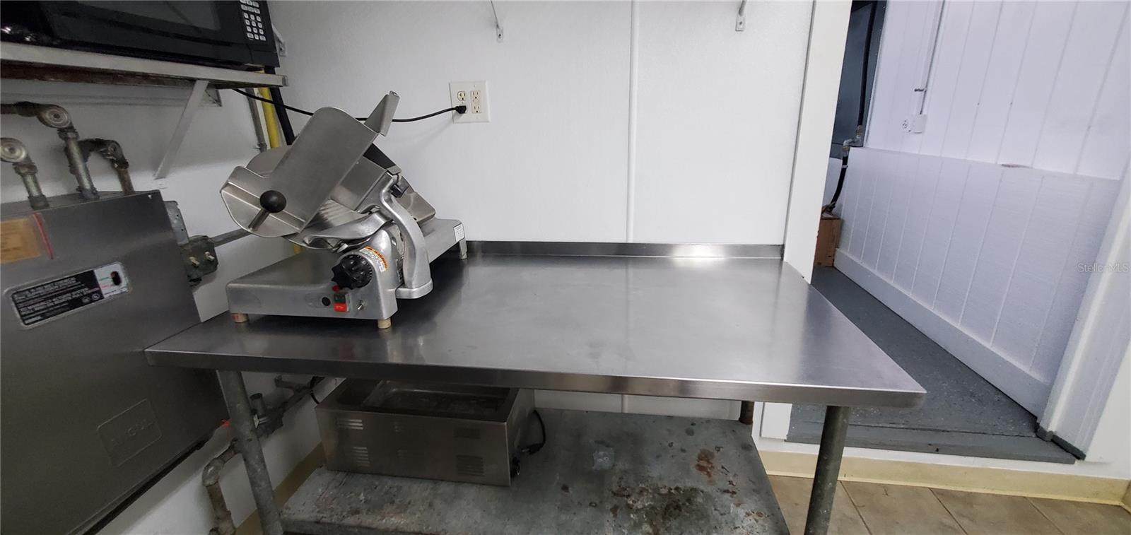 CUTTING TABLE