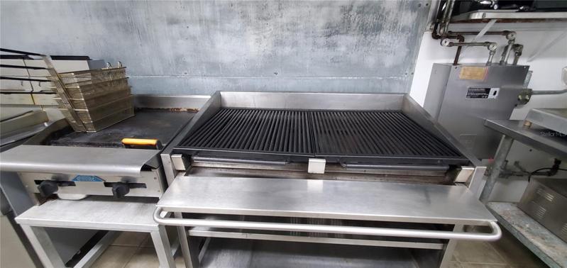GRILL WITH EXHAUST