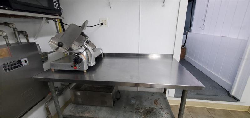 CUTTING TABLE