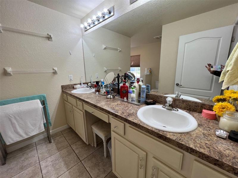 Master bath with dual sinks, makeup area