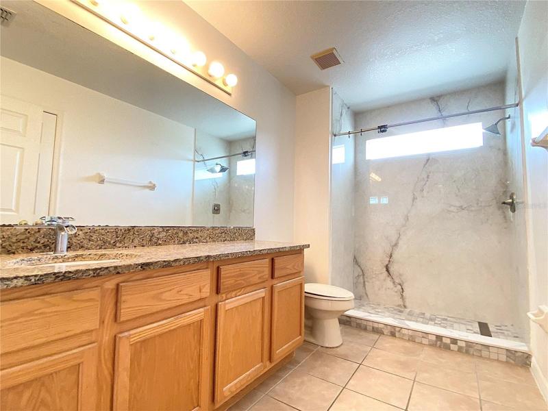 Shared en suite bathroom