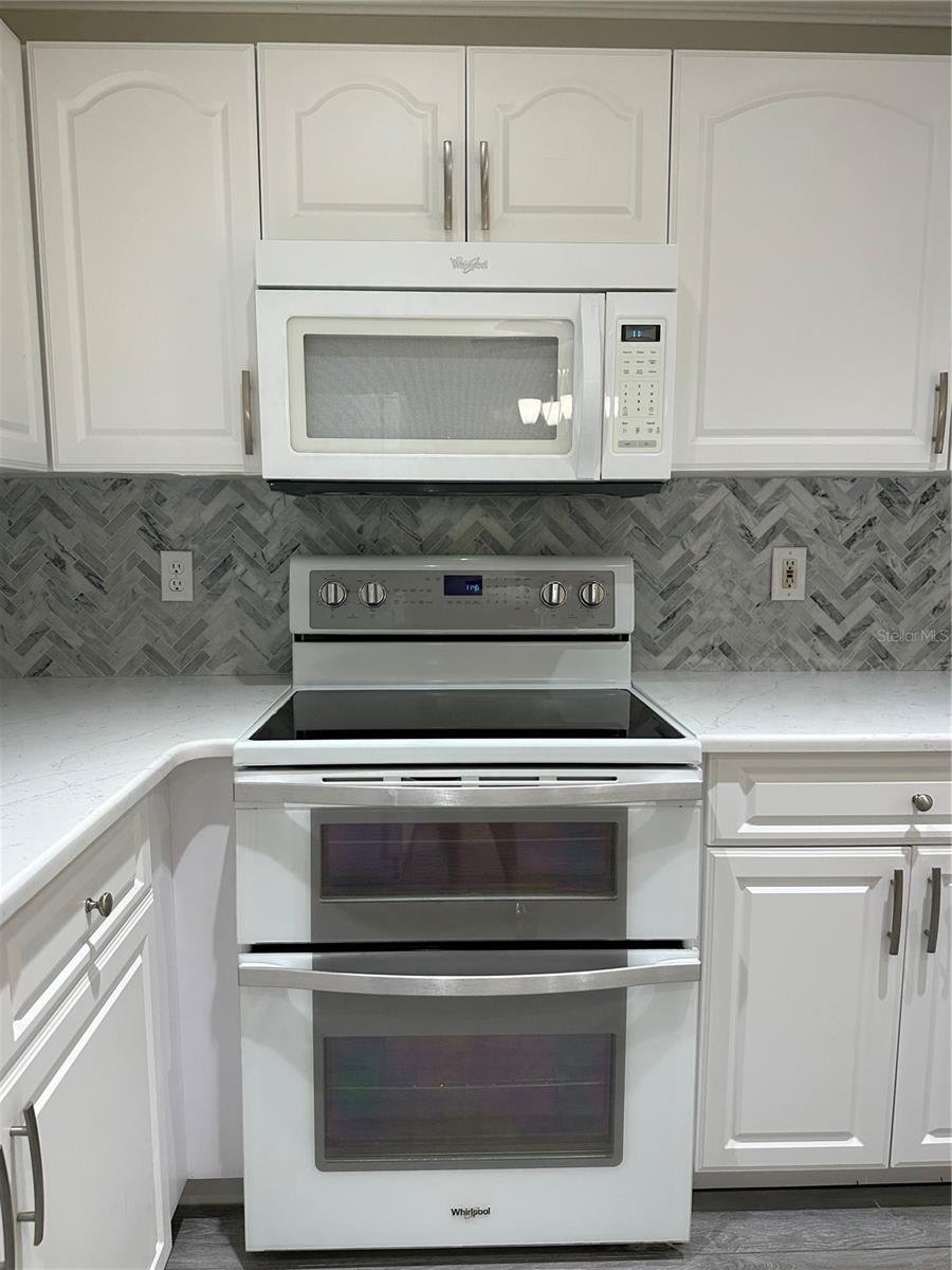 Range with Double Ovens