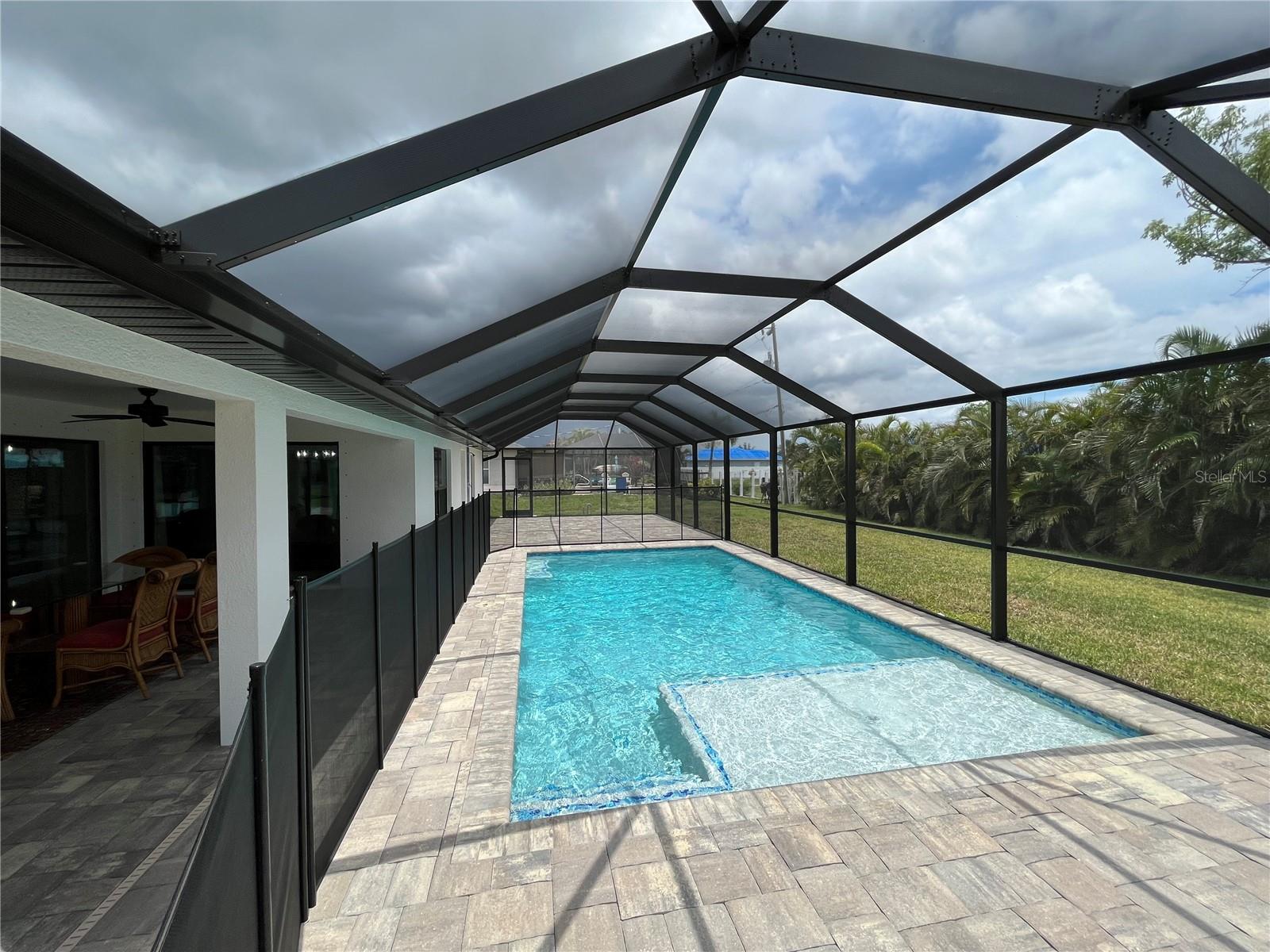Sparkling pool with removable child safety fencing