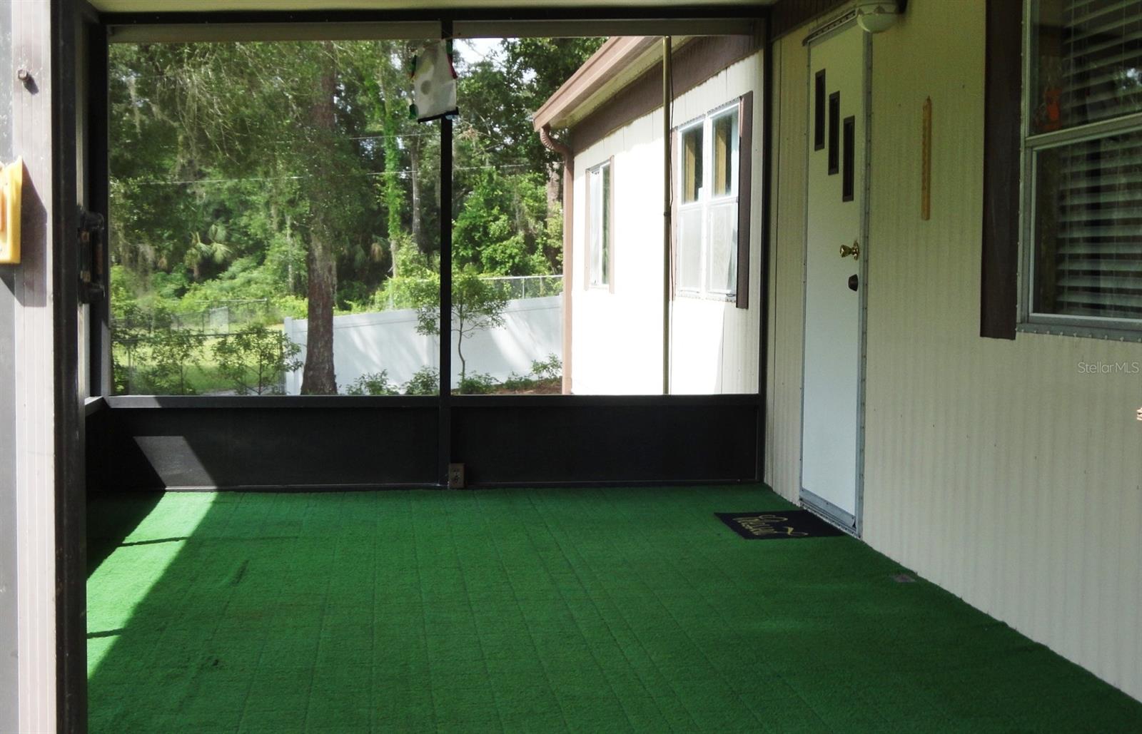 Spacious screen porch (10x20) to enjoy your morning coffee!