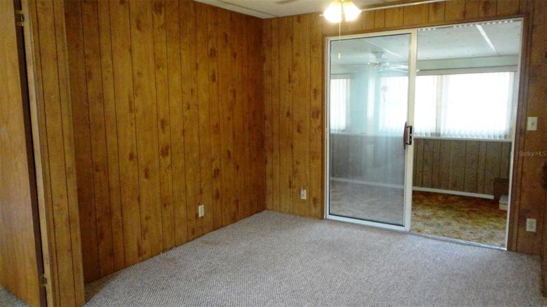 This room could be dining/breakfast nook/office -- take your pick!