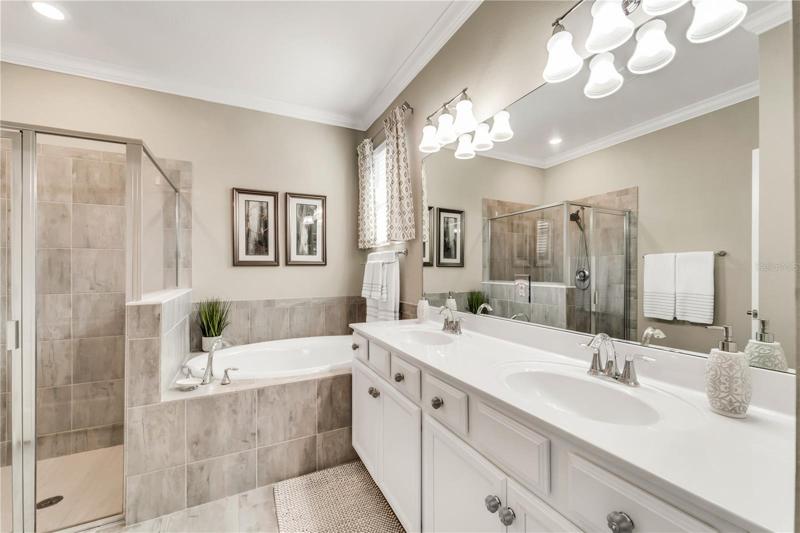 Owner's en suite bathroom