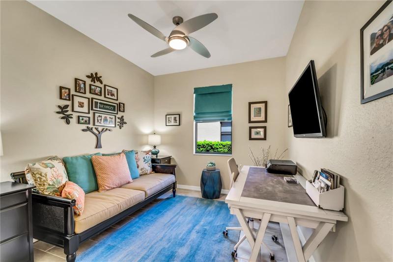 Office/den or 4th bedroom