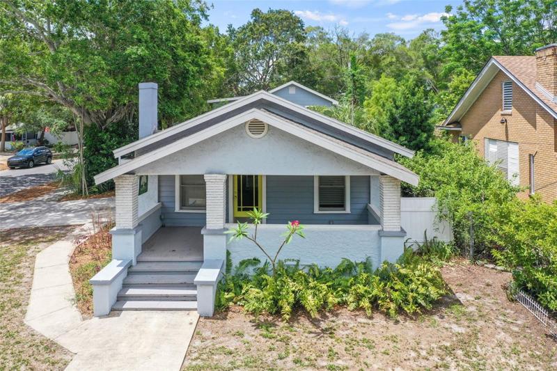 Triplex front home, charming craftsman 2 Bedroom, 2 bathroom with fenced yard and inside laundry