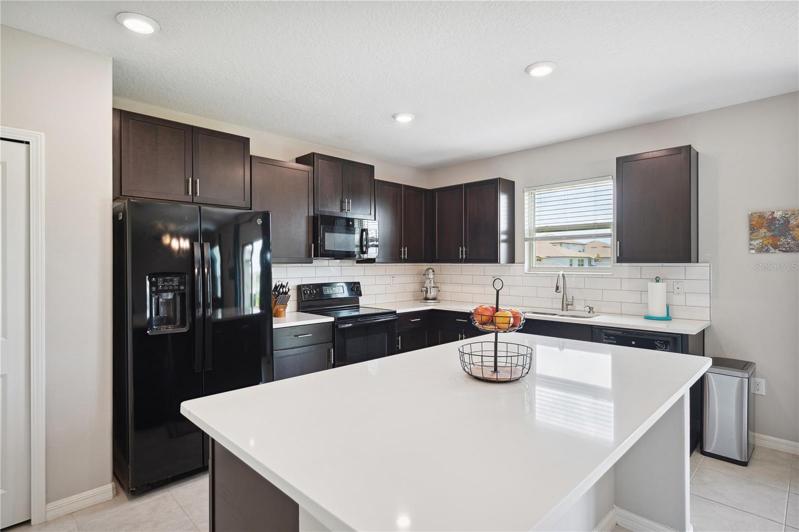 Kitchen with eat-in counter