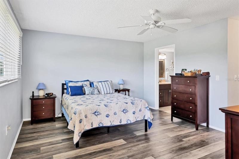 Master Bedroom with en-suite Bathroom and walk-in closet