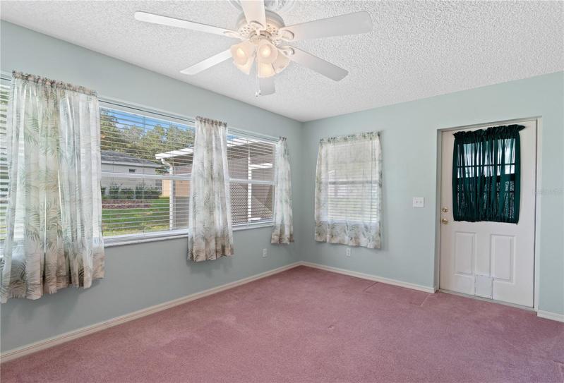 Enclosed Lanai/ office/den/bonus room