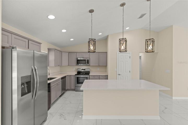 KITCHEN WITH DOUBLE SINK/DISHWASHER IN KITCHEN ISLAND