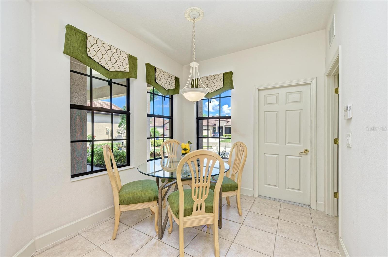 Kitchen nook, light & bright!