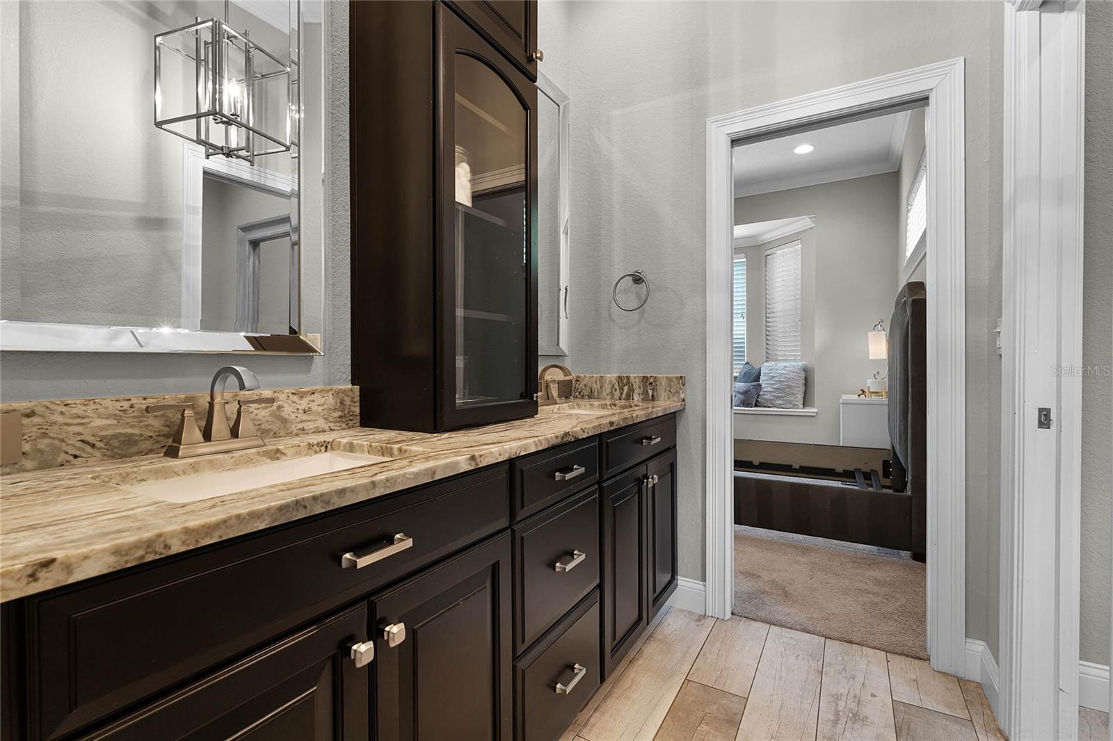 Jack n' Jill bathroom between bedrooms 3 &amp; 4