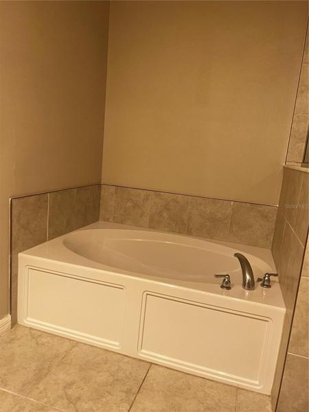 primary soaking garden tub