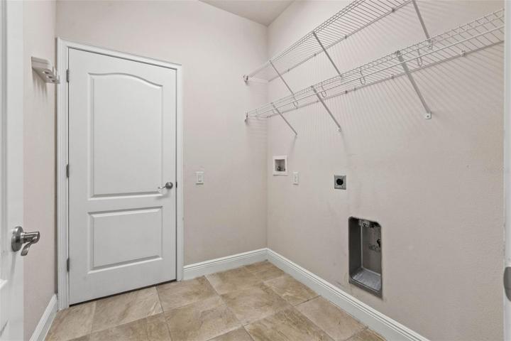 Upstairs Full Bathroom
