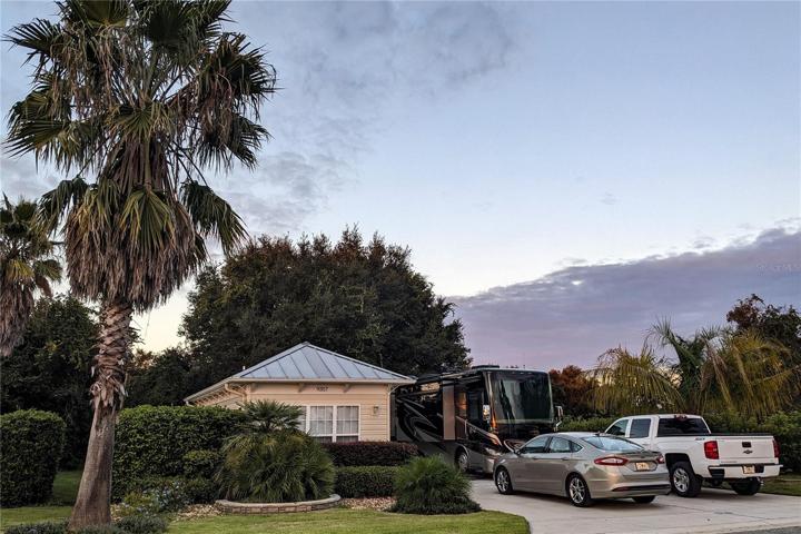 Plenty of room for large motorhome and 2 vehicles.