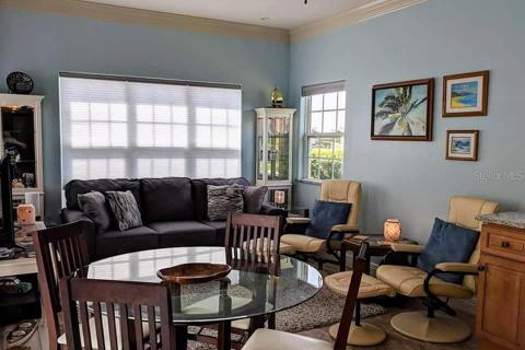Spacious living room with crown molding