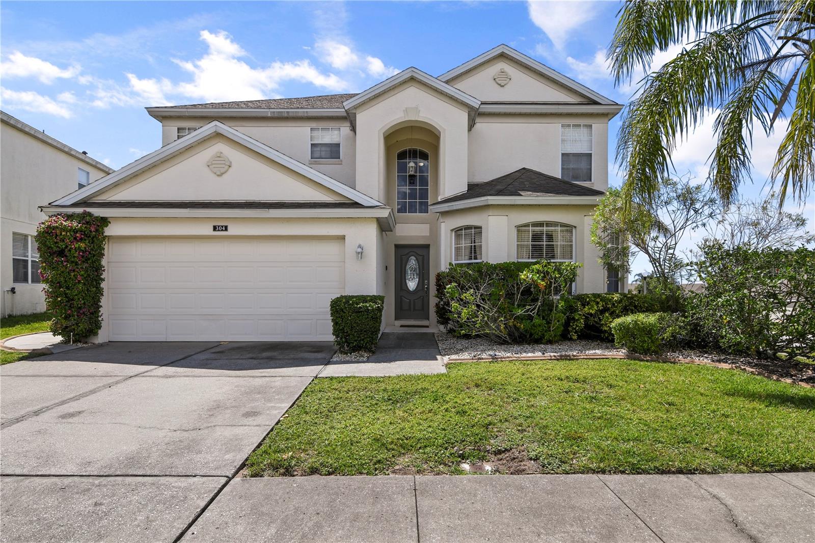 Sitting on a premium CORNER LOT in the beautiful Highland Reserve Golf Community, offering both privacy and beautiful views, this 5-bedroom, 3-bathroom POOL HOME is in the perfect location to enjoy all that Davenport and Central Florida has to offer!