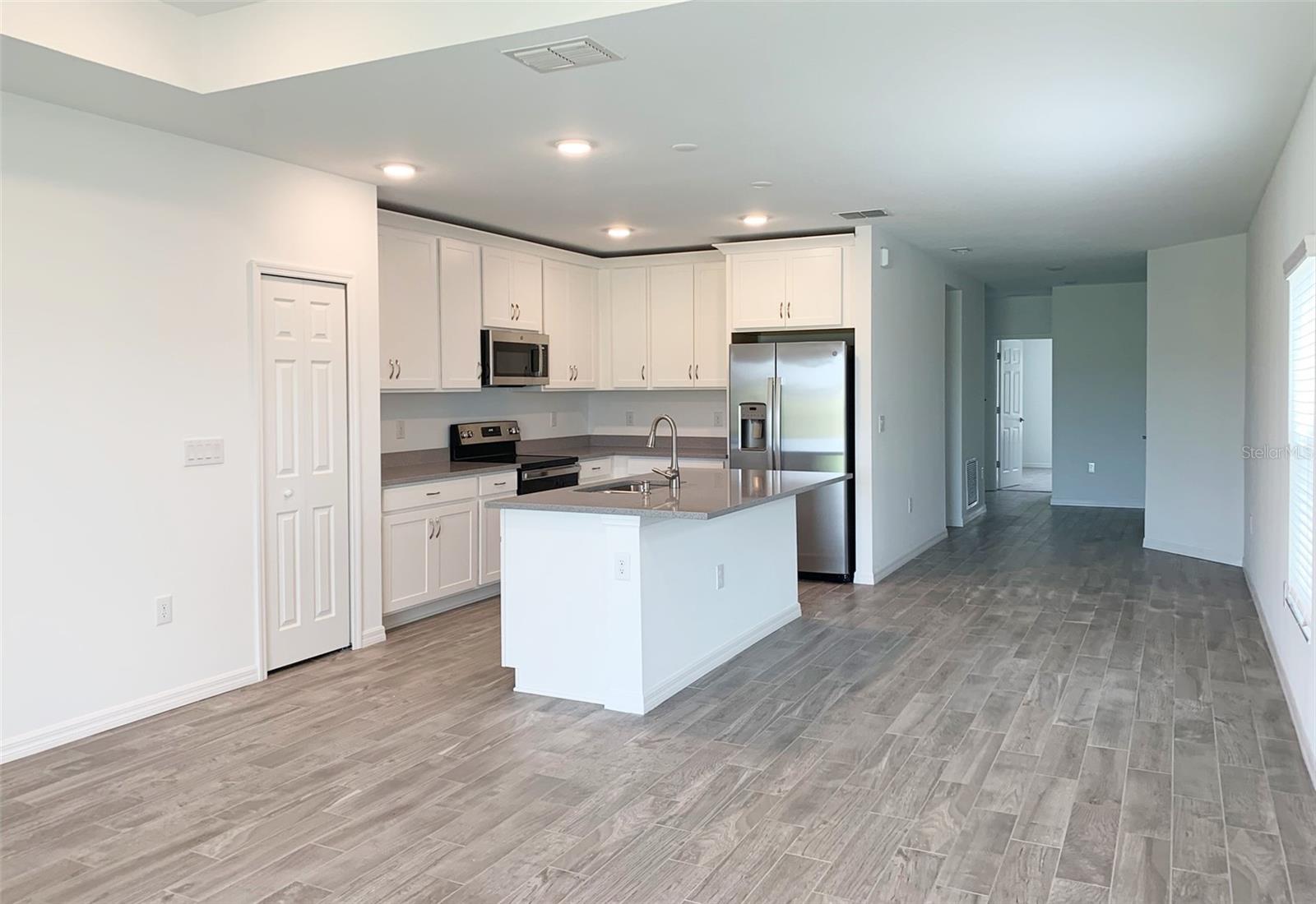 Kitchen Breakfast Bar/Combination Dining Area