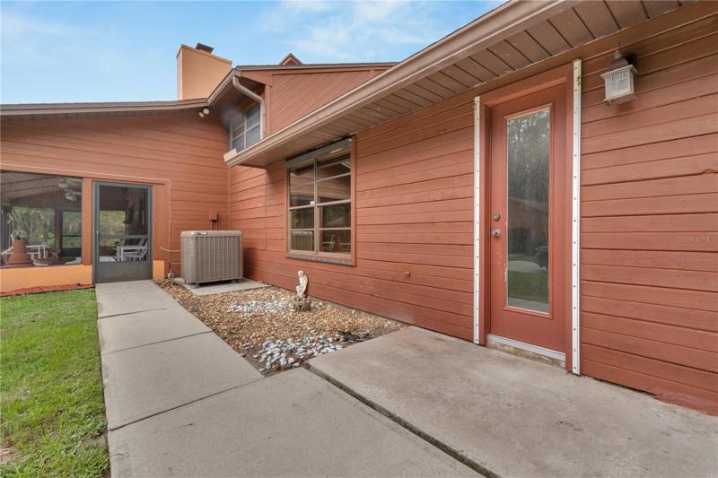 2ND BATHROOM DOOR TO BACKYARD