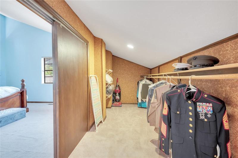 OWNER WALKIN CLOSET