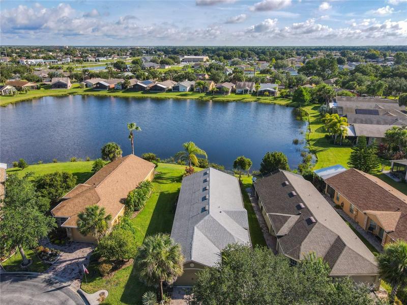 BEAUTIFUL WATERFRONT BORDEAUX MODEL