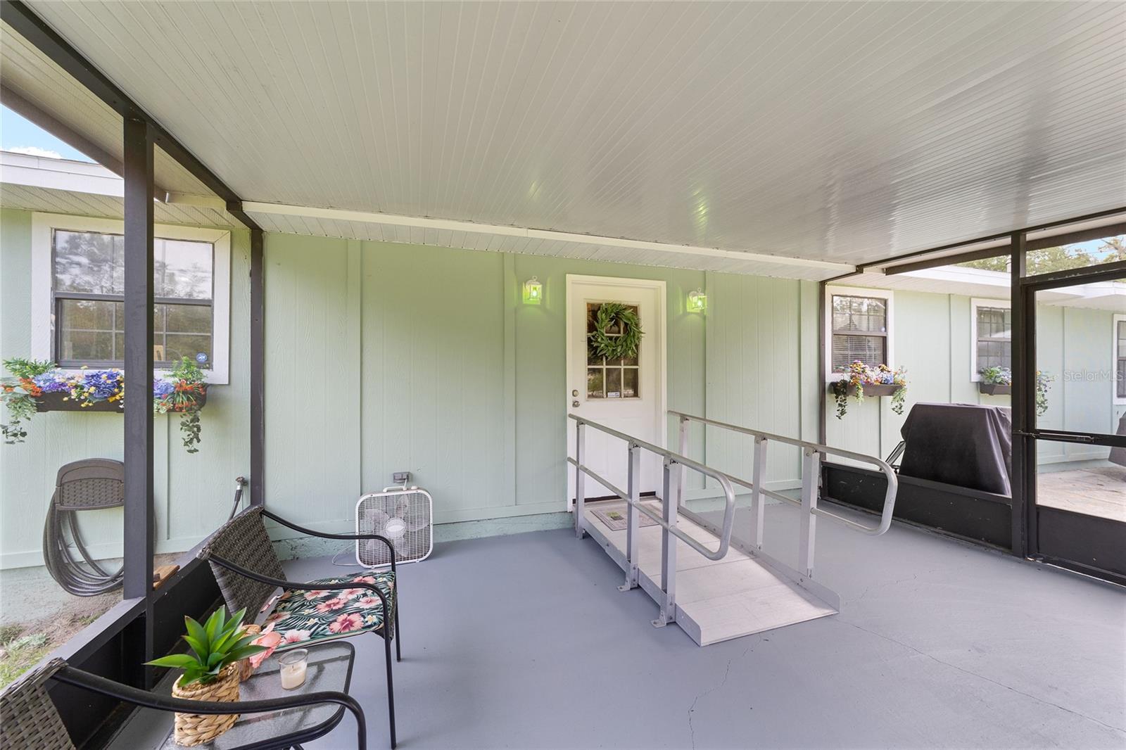 Front screen room and entryway