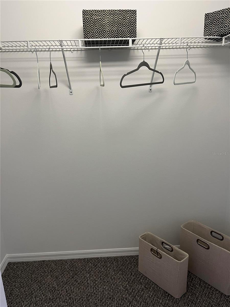 MASTER WALKING CLOSET