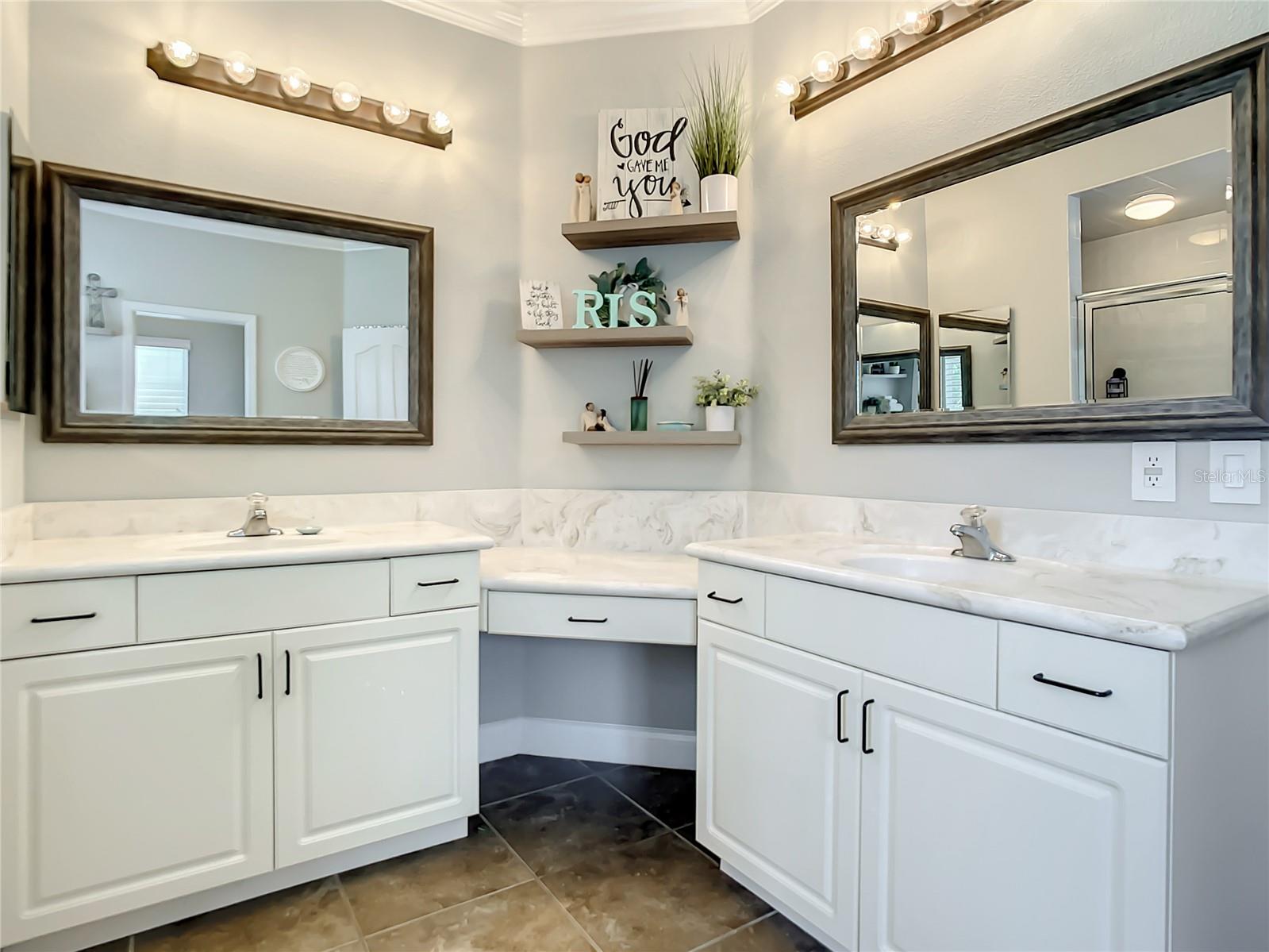 jetted tub &amp; separate shower in master