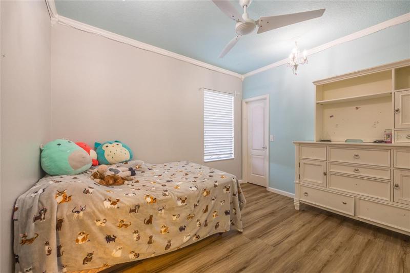 Middle Bedroom