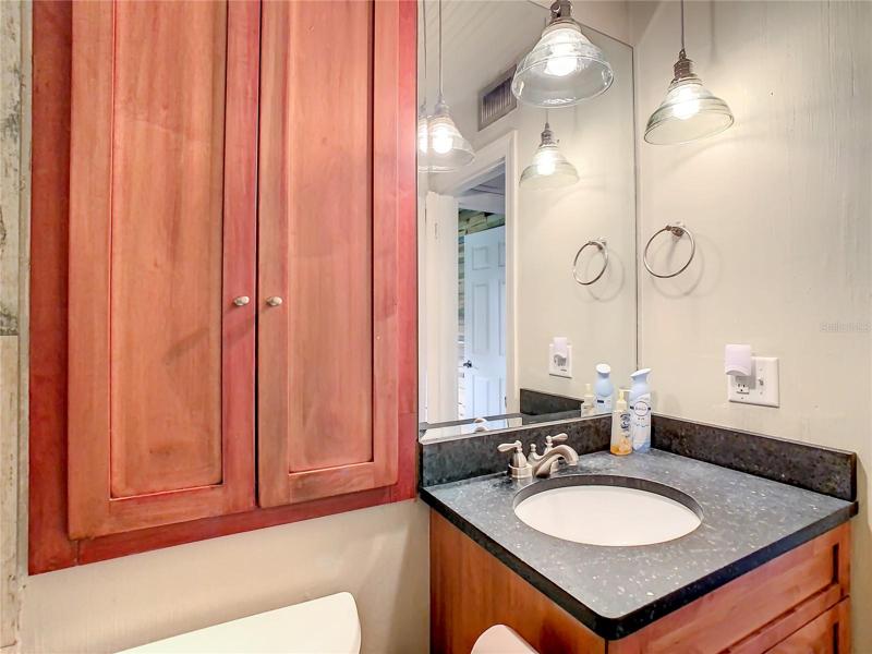full bath in hallway
