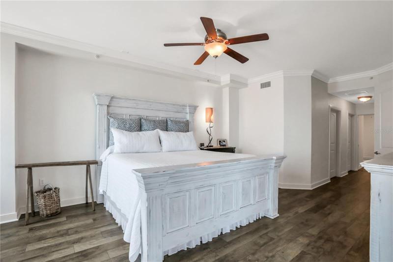High ceilings, crown moulding