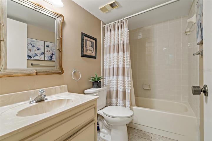 Main Bath - Tiled Tub/shower.