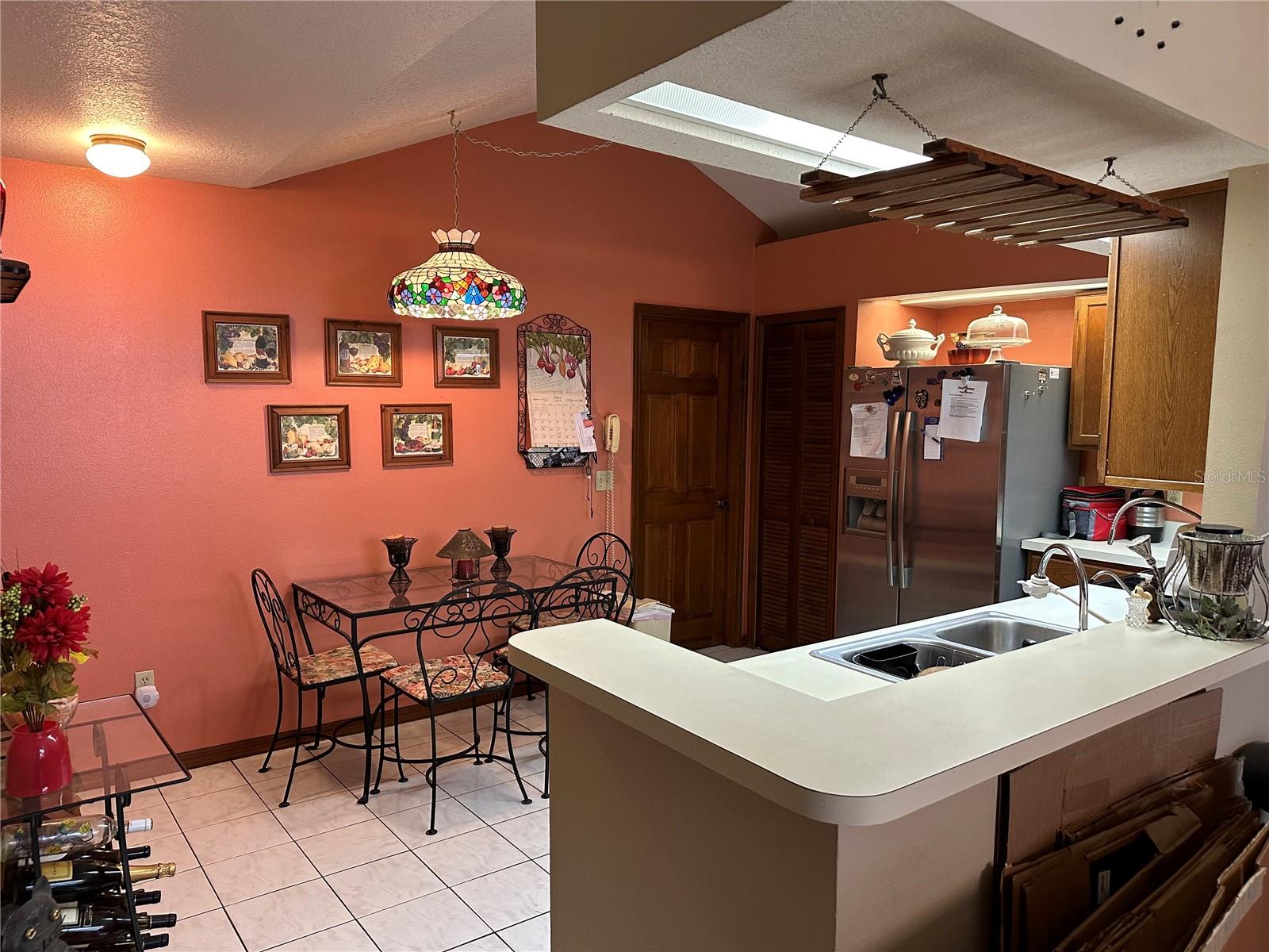 Kitchen w/ Breakfast Bar