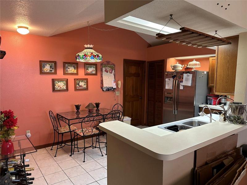 Kitchen w/ Breakfast Bar