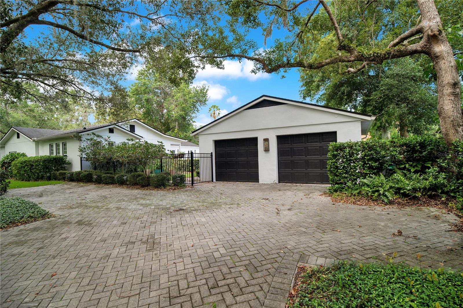 Garage driveway &amp; extra parking spaces